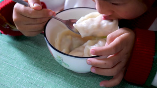 吃饺子的孩子视频素材