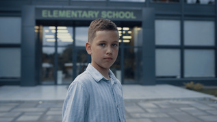 心烦意乱的小男孩站在校园特写镜头前视频素材