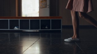 特写女孩腿在休息时走在学校大厅视频素材
