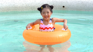 4k儿童游泳泳池玩水的女生视频素材