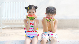 4K夏日暑假童年清凉儿童游泳吃西瓜消暑视频素材