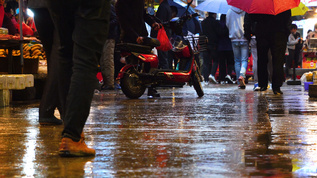 下雨天市场上行人的步伐视频素材