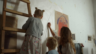 孩子们在墙上涂黑粉笔视频素材