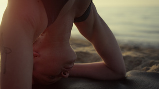 女运动员倒立在海滩上视频素材
