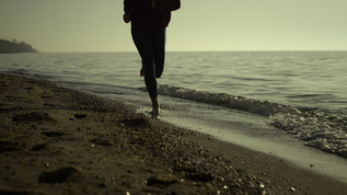 女孩慢跑沙滩视频素材