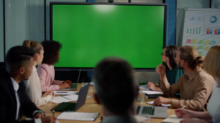 同事们一起观看绿幕屏幕视频素材