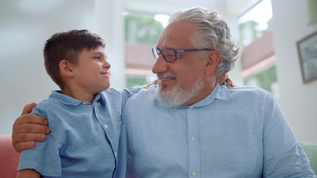快乐的祖父和孙子在客厅里拥抱一起视频素材