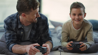 父亲和儿子在室内玩游戏视频素材