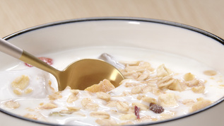 使用汤匙舀一勺早餐酸奶视频素材
