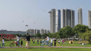 城市家庭周末在广场上放风筝视频素材