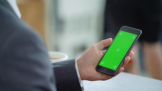 4k商务金融办公男士使用绿幕手机视频素材