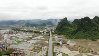 田园山水水墨画山水桂林山水广西山水田园乡村航拍贺州风景山水烟雾缭绕春耕田野航拍视频素材