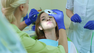 医生帮助病人带牙套视频素材