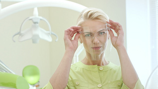 女牙医穿戴安全眼镜视频素材