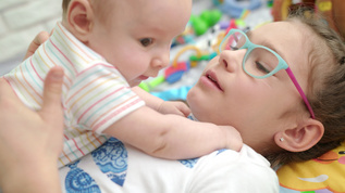 姐姐和弟弟玩一起玩耍mov格式视频下载_正版视频编号3555391-摄图网