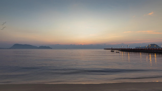 清晨多彩的海滩视频素材