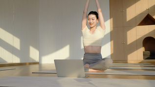 瑜伽美女用电脑直播视频素材