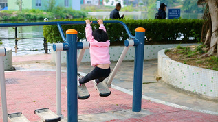 儿童不能单独玩耍社区成人健身器材视频素材