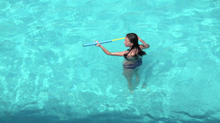 在游泳池里玩水枪的女生视频素材