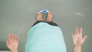 4k第一人称胖子上称称体重绝望动作视频素材