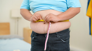4k减肥瘦身胖子使用皮尺量腰围视频素材