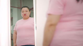 4k胖女生照镜子看身材瘦身减肥视频素材