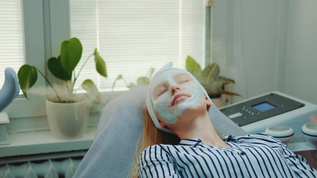 在美容沙龙用化妆蒸汽机进行专业面部皮肤护理专业治疗视频素材