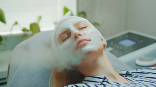 在美容沙龙用化妆蒸汽机进行专业面部皮肤护理治疗的近距离视频素材