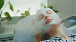 在美容沙龙用一个化妆蒸汽机进行专业面部皮肤护理治疗视频素材