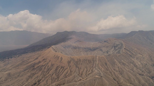 具有活火山的山地景观视频素材
