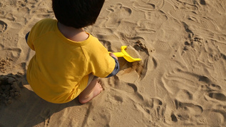 小孩子在沙滩玩沙子视频素材