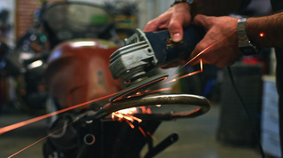 修理摩托车视频素材
