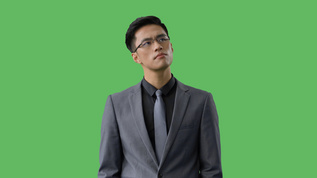 4k绿幕合成抠像戴眼镜的商务男性思考动作视频素材
