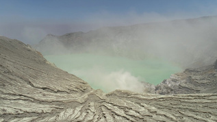 山地景观和火山湖视频素材