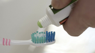 牙膏和牙刷视频素材
