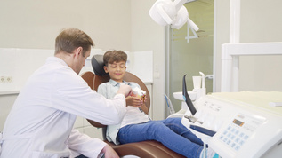 男性牙医教育小男孩有关牙科保健的知识视频素材