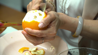 一个人在剥橙子合集视频素材