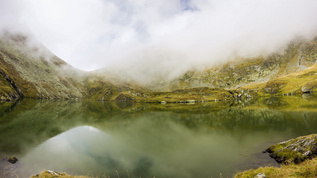 山中的湖水景观视频素材