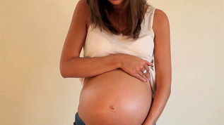 孕妇展示她的婴儿肿块，向下倾斜视频素材