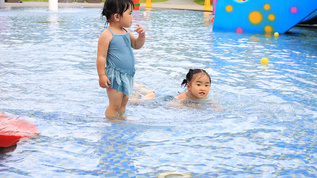 夏日清凉儿童嬉水学游泳视频素材