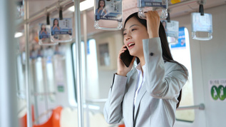 4k在地铁上打电话办公的商务女性视频素材