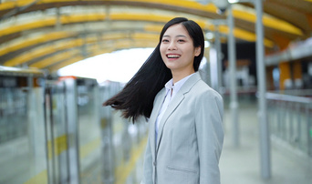 商务白领女性转身回头微笑慢动作视频