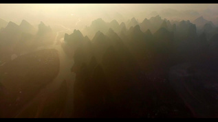 晨雾下的桂林山水视频素材