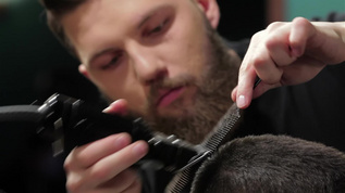 在理发店进行男士发型设计视频素材