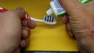 牙膏挤在牙刷上视频素材