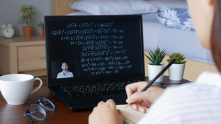 亚洲教师在线直播课程让学生在家中通过笔记本电脑进行视频素材