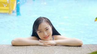 4k女孩趴在游泳池岸边欢乐笑脸视频素材