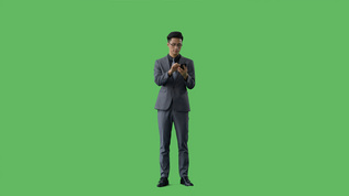 4k绿幕合成抠像使用手机的商务人士视频素材