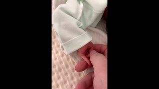 出生婴儿的小手视频素材