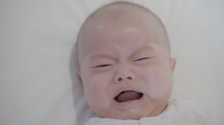 4k升格婴儿宝宝伤心的哭泣视频素材